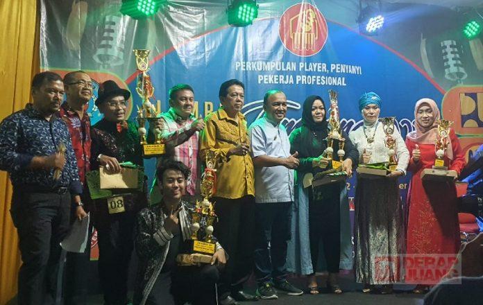Kusnendro Serahkan Lomba Tembang Kenangan Piala DPRD Kota Tegal