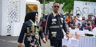 Layaknya Model, Mbak Etik dan Mbah Dasum Meriahkan Blora Fashion Week