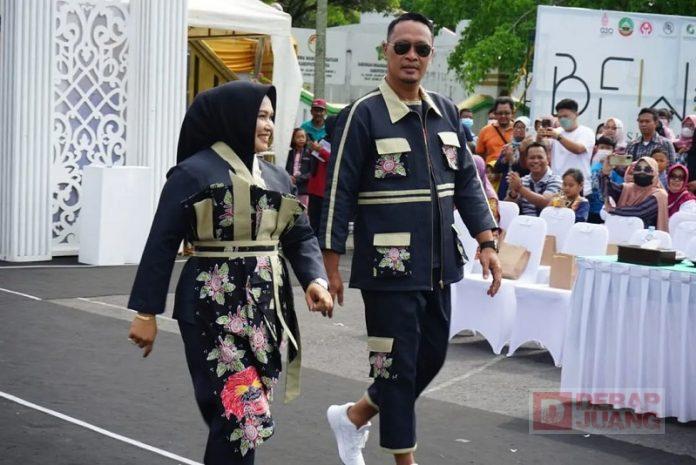 Layaknya Model, Mbak Etik dan Mbah Dasum Meriahkan Blora Fashion Week