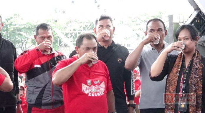 Ngesti Nugraha Pimpin Rekor MURI Minum Kopi Gula Aren