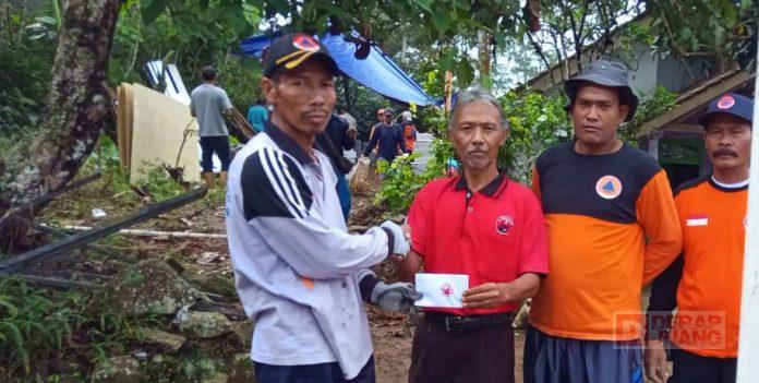 PAC PDI Perjuangan Karangkobar Bantu Korban Tanah Longsor