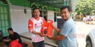 Relasaba Serahkan Bantuan Sembako Kepada Warga Terdampak Banjir di Tambaknegara