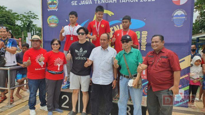 Sadewo Kalungkan Medali Kepada Juara Renang KRAS