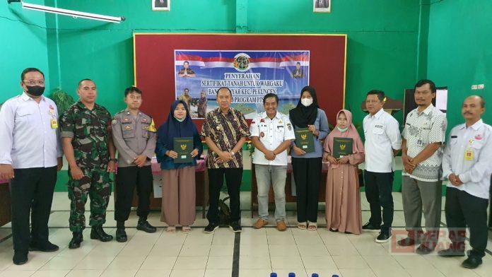 Sadewo Serahkan 1.800 Sertifikat Tanah Program PTSL di Desa Banjaranyar