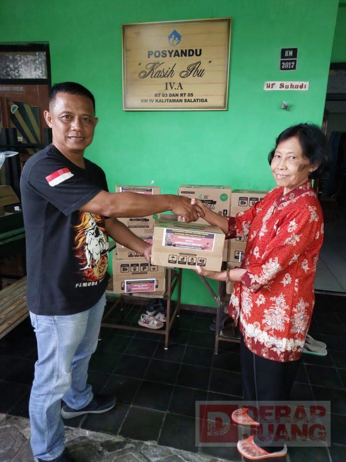 Sambangi Masyarakat, Alexander Joko Sulistyo Bagikan Biskuit untuk Ibu Hamil dan Balita
