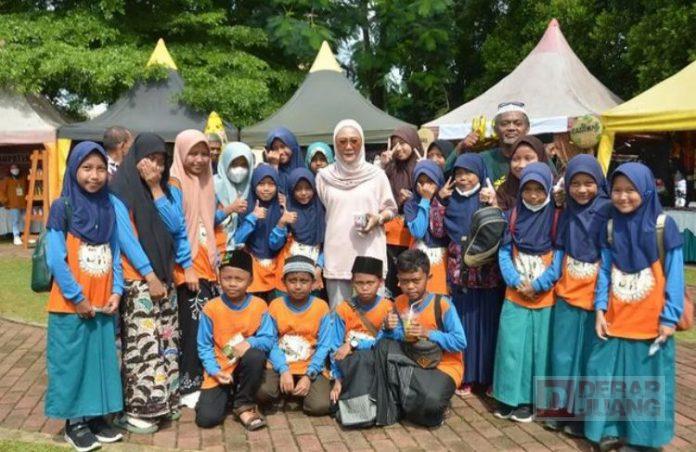 Semarakkan HSN, Ribuan Santri Purbalingga Ikuti Jalan Sehat dan Senam Bersama(2)