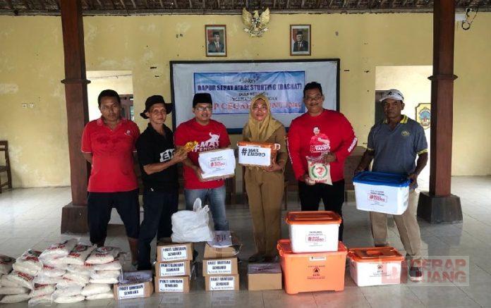 Sinergitas Endro dan Sudi Rustanto Serahkan Bantuan Korban Banjir di Desa Kedalon