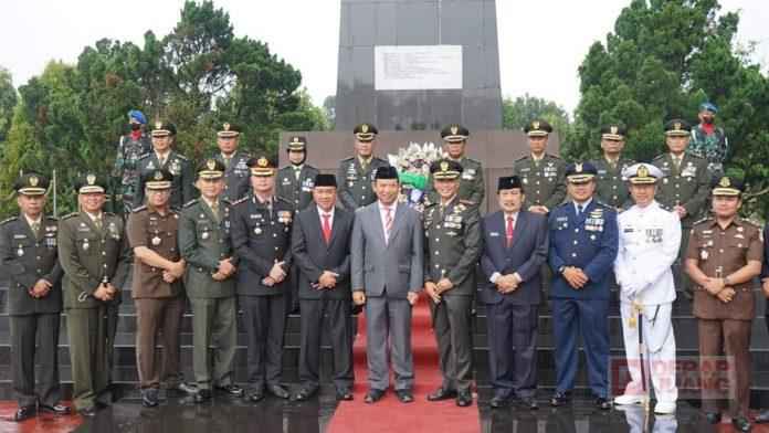 Songsong Peringatan HUT TNI ke-77, Forkopimda Ziarah ke TMP