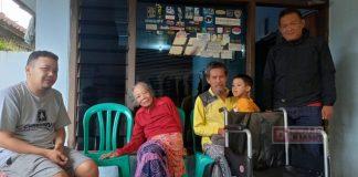 Wachyu Hidayat Serahkan Kursi Roda Bantuan Mbak Casytha Bagi Warga Kurang Mampu