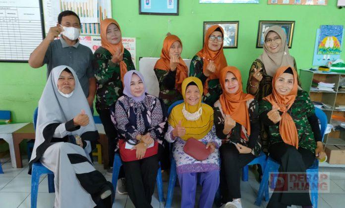 Ratna Ajak Lansia Lakukan Cek Kesehatan ke Posyandu