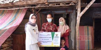 Bupati Etik Antar Langsung Bantuan ke Rumah Warga