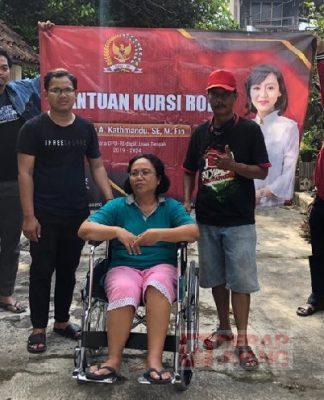 Jekri Supriyanto Salurkan Bantuan Kursi Roda untuk Dua Warga