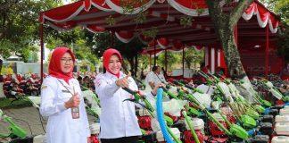 Sri Mulyani Serahkan Bantuan Alsintan Kepada Petani