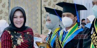 Sri Mulyani Dorong Wisudawan UMKLA Terus Berprestasi