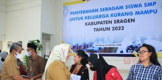 Mbak Yuni Serahkan 8.977 Bantuan Seragam SMP di Sragen