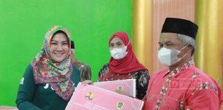 Sri Mulyani dan Kepala Balai P2P Jawa III Serahkan BSPS