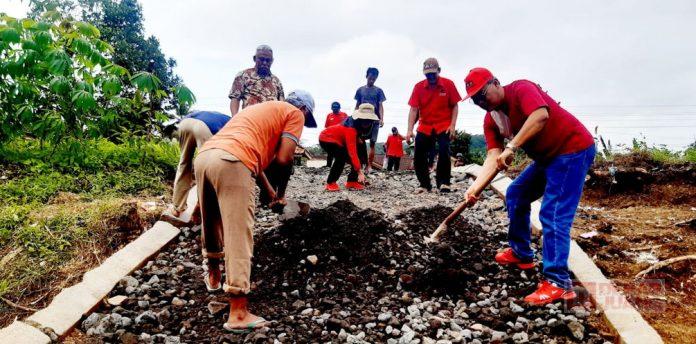 Wujudkan Aspirasi Warga Cilongkrang, Daryono Cor Jalan Desa(2)