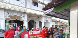 Yusuf Serahkan Bantuan Kursi Roda dari BHB kepada Ibu Kandung Kyai Bandi