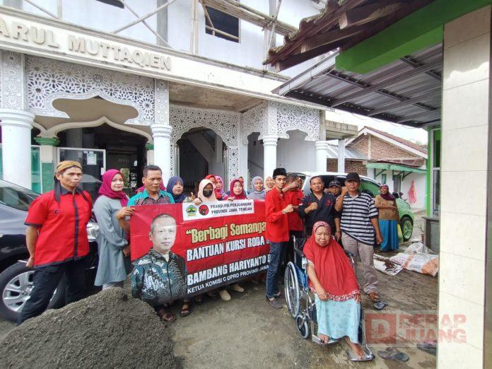 Yusuf Serahkan Bantuan Kursi Roda dari BHB kepada Ibu Kandung Kyai Bandi