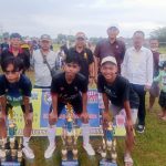 Agus-Sukoco-Serahkan-Piala-Turnamen-Sepakbola-U16-Antar-Desa
