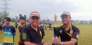 Agus Sukoco Serahkan Piala Turnamen Sepakbola U16 Antar Desa