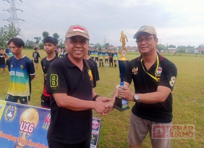 Agus Sukoco Serahkan Piala Turnamen Sepakbola U16 Antar Desa (2)