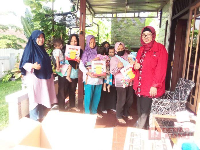 Bersama Kader Posyandu, Dian Berikan Bantuan PMT di Kelurahan Blotongan