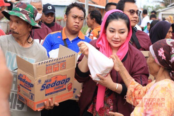 Brebes Alami Banjir dan Longsor, Paramitha Turun Bagikan Bantuan