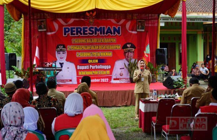 Bupati Tiwi Ajak Warga Desa Kedarpan Untuk Bergandeng Tangan Dalam Pembangunan