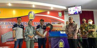 Bupati Tiwi Serahkan Hadiah Mobil dari BPR BKK Purbalingga