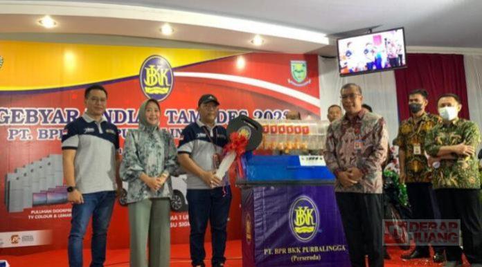 Bupati Tiwi Serahkan Hadiah Mobil dari BPR BKK Purbalingga