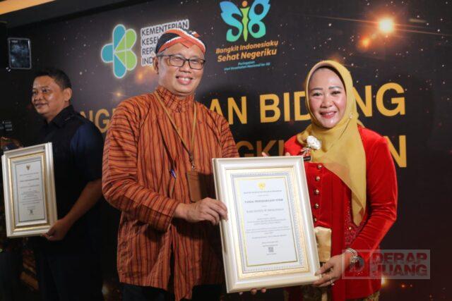 Bupati Tiwi Terima Penghargaan Bidang Kesehatan Lingkungan