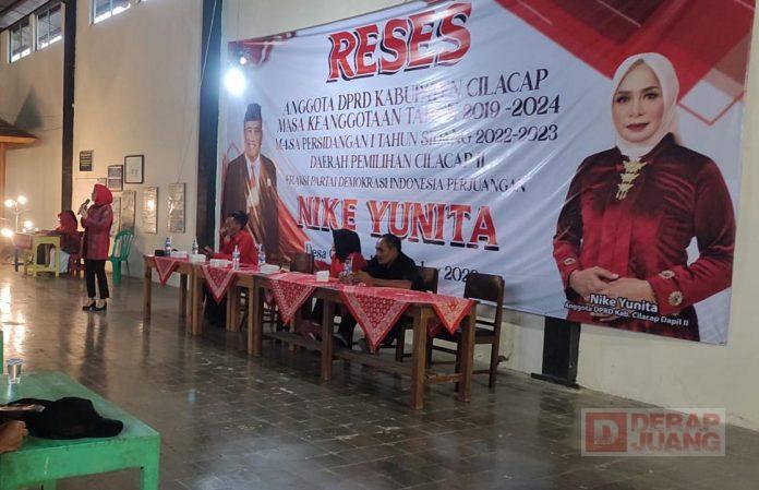 Gelar Reses di Karangpucung, Nike Wanita Harus Berani Tampil di Depan