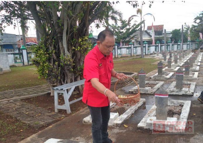 Hari Pahlawan, DPC PDI Perjuangan Kota Pekalongan Ziarah dan Tabur Bunga