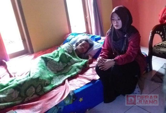 KomandanTe Wati Jenguk Ibu Pengurus Ranting yang Sakit