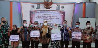 Mbak Eisti Serahkan Bantuan RTLH di Mranak