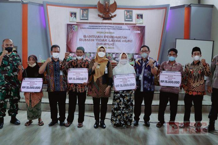 Mbak Eisti Serahkan 198 Bantuan RTLH