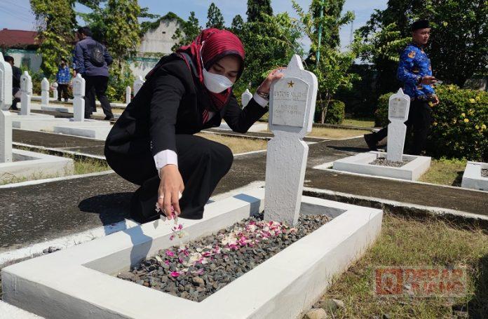 Mbak Eisti; Ziarah Makam Sebagai Bakti Generasi Penerus Bangsa