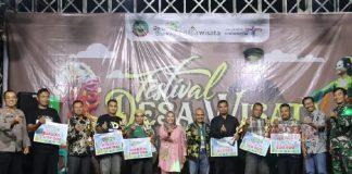 Mbak Etik Serahkan Penghargaan Malam Penganugrahan Festival Desa Wisata