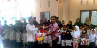 Penuhi Janji Aspirasi, Mas Har Serahkan Bantuan Seragam Drumband