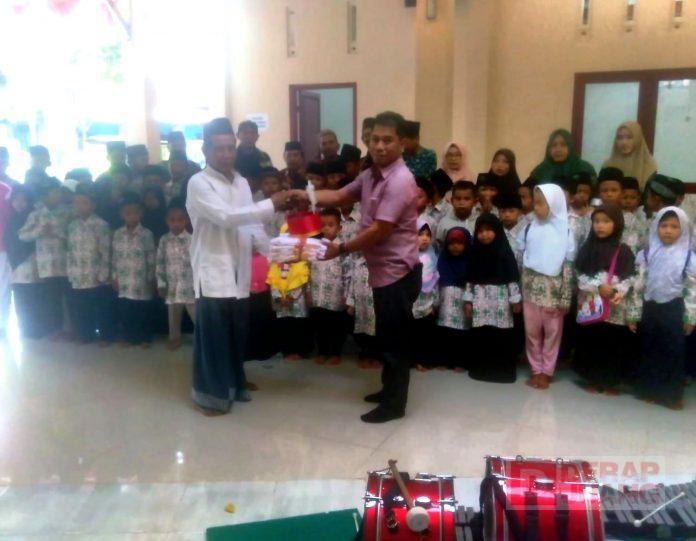 Penuhi Janji Aspirasi, Mas Har Serahkan Bantuan Seragam Drumband
