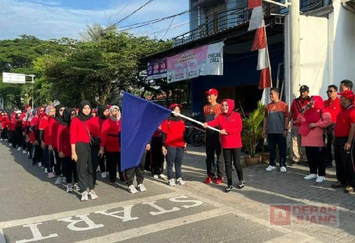 Peringati HUT PGRI, Sri Sumarni Buka Acara Jalan Santai di Klambu
