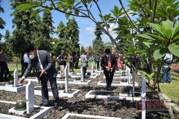 Peringati Hari Pahlawan, Bupati Husein Sampaikan Pesan Bu Risma