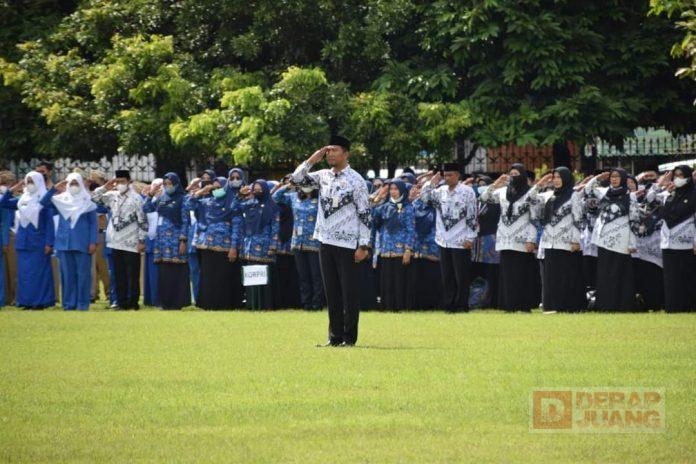 Pimpin Upacara HUT PGRI, Bupati Husein Tekankan Guru Perkuat Karakter Diri