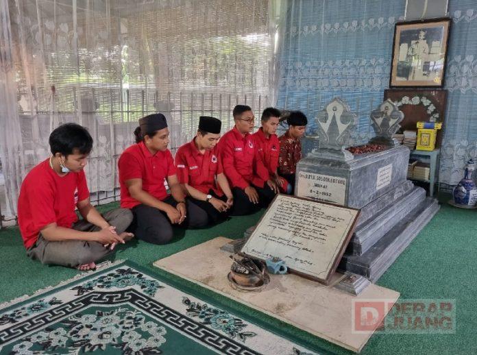 Refleksi Hari Pahlawan, KJ Kudus Sambangi Makam Pahlawan