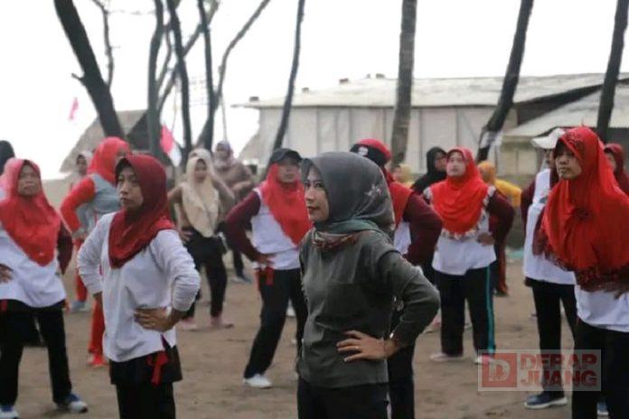 Ristawati Senam Bareng di Pantai Cemara Sewu (2)