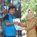 Ristawati Serahkan Bansos BBM Kepada 173 Sopir Angkutan