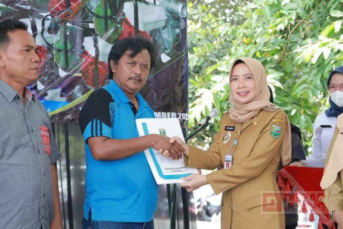 Ristawati Serahkan Bansos BBM Kepada 173 Sopir Angkutan