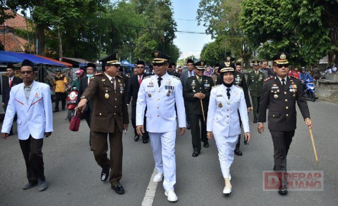 Ristawati Ziarah Berjalan Kaki ke Makam Pahlawan
