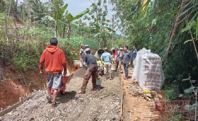 Senyum Ceria Warga Kalibening Terima Aspirasi Bambang Sutrisno